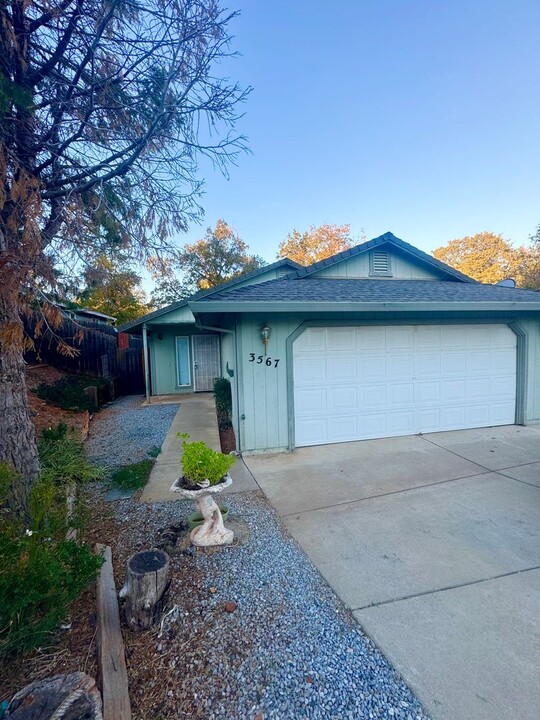 3567 Altus St in Shasta Lake, CA - Foto de edificio