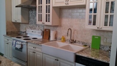 920 Poeyfarre St, Unit 144 in New Orleans, LA - Foto de edificio - Building Photo