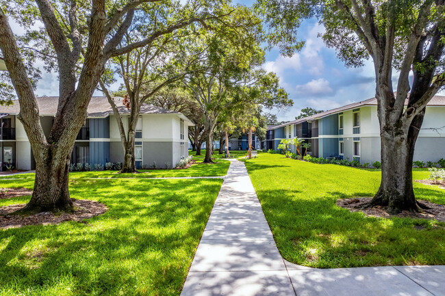 Brittany Bay Apartments in Largo, FL - Foto de edificio - Building Photo