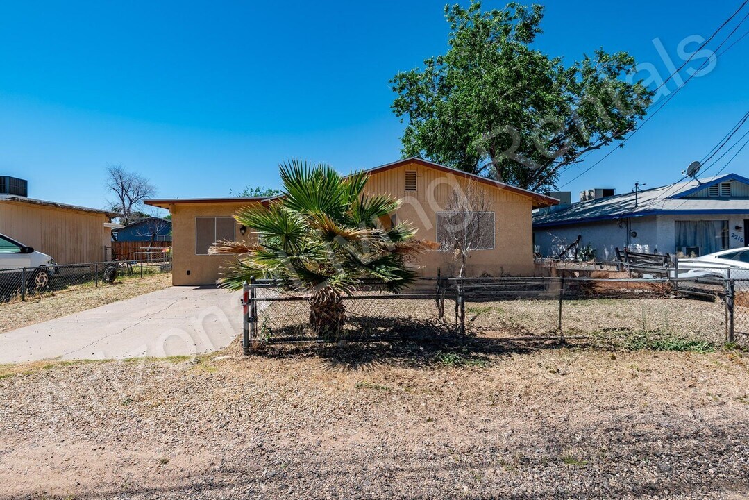 2220 Lucille Ave in Kingman, AZ - Building Photo
