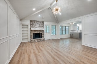 1015 De Pauw Dr in Arlington, TX - Foto de edificio - Building Photo