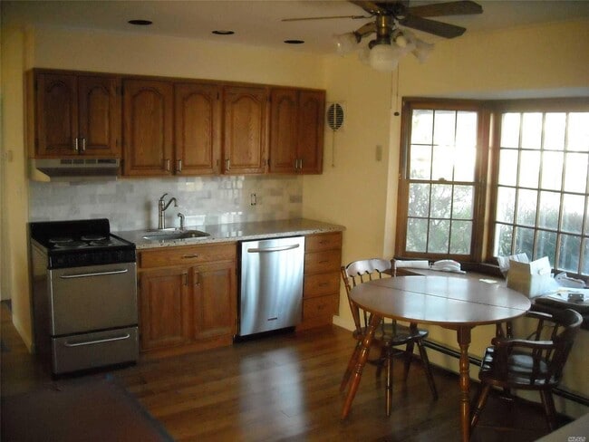 267 Elm Dr S in Levittown, NY - Building Photo - Building Photo