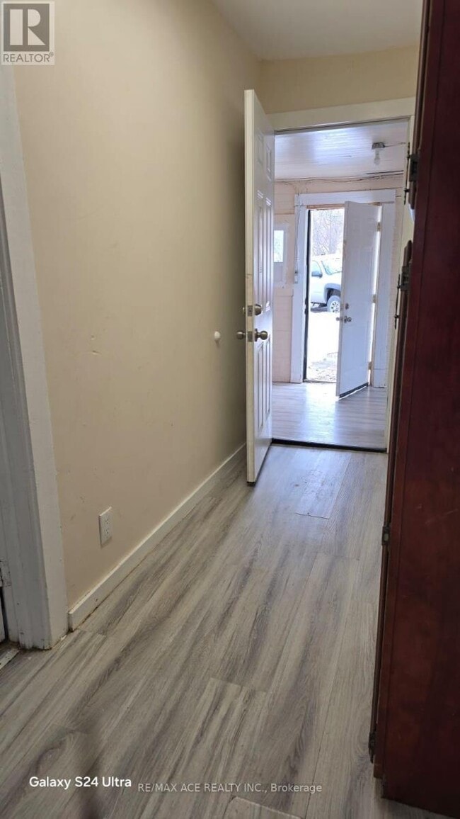 526 Wellington St E in Sault Ste Marie, ON - Foto de edificio - Building Photo