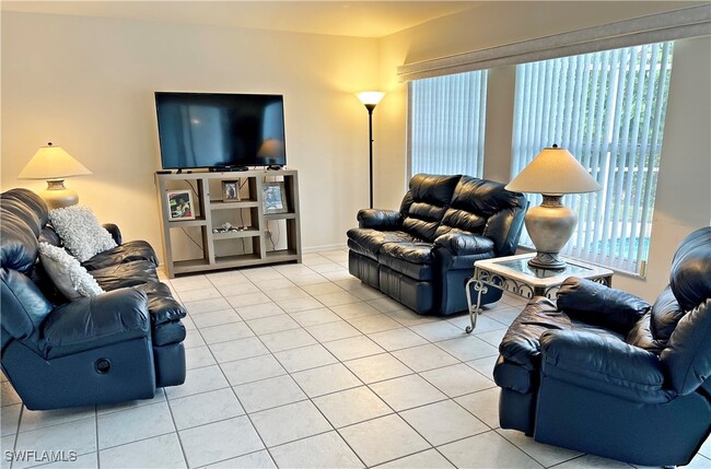 3650 Sunland Ln in Estero, FL - Foto de edificio - Building Photo