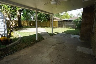 16614 Cairnway Dr in Houston, TX - Building Photo - Building Photo