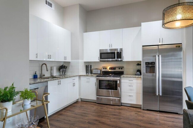 144 Elk Pl in New Orleans, LA - Building Photo - Building Photo
