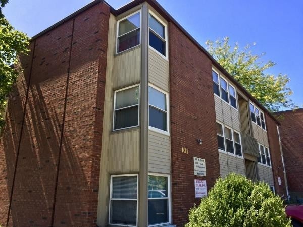 101 W Park St in Urbana, IL - Foto de edificio