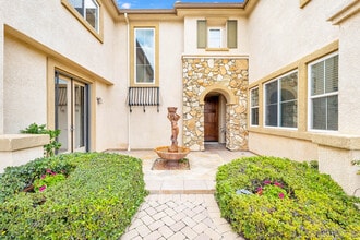 12215 Delante Ct in Granada Hills, CA - Foto de edificio - Building Photo