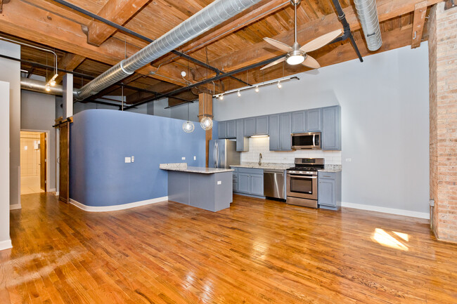 1500 W Monroe St, Unit 410 in Chicago, IL - Building Photo - Building Photo
