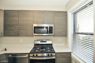 2230 N Sawyer Ave-Unit -Unit 3W in Chicago, IL - Foto de edificio - Building Photo