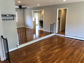6 Ann Dr in Syosset, NY - Building Photo - Building Photo