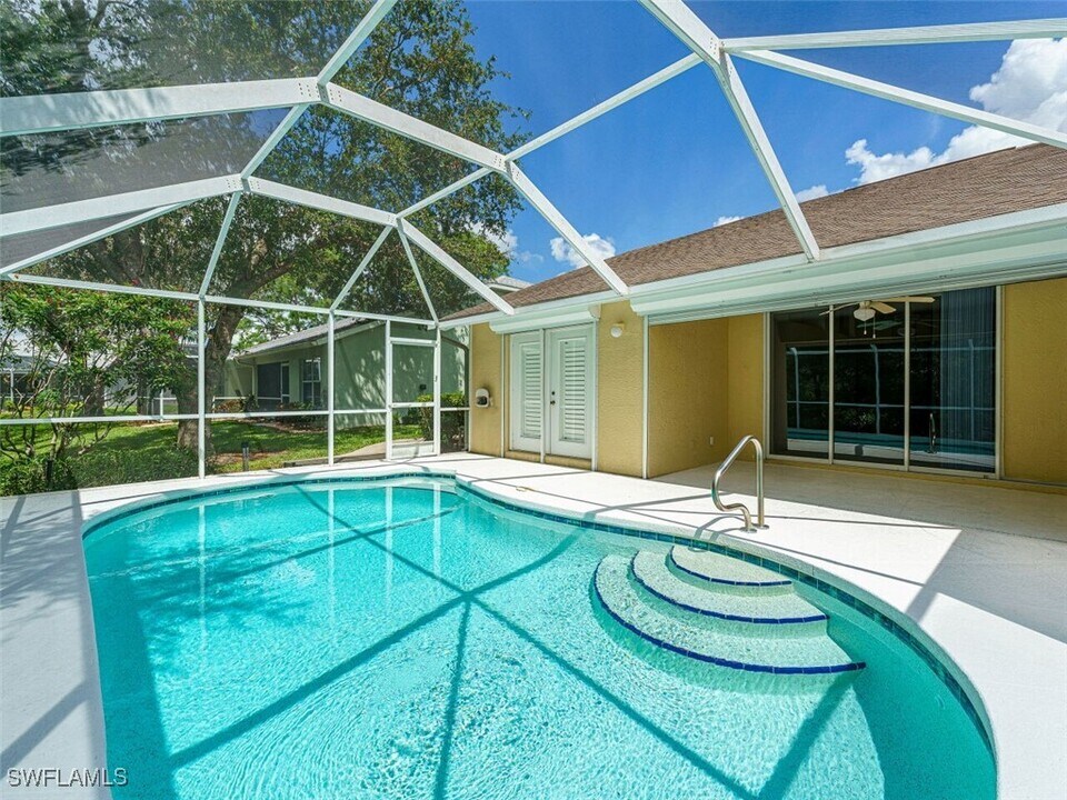 5347 Whitten Dr in Naples, FL - Foto de edificio