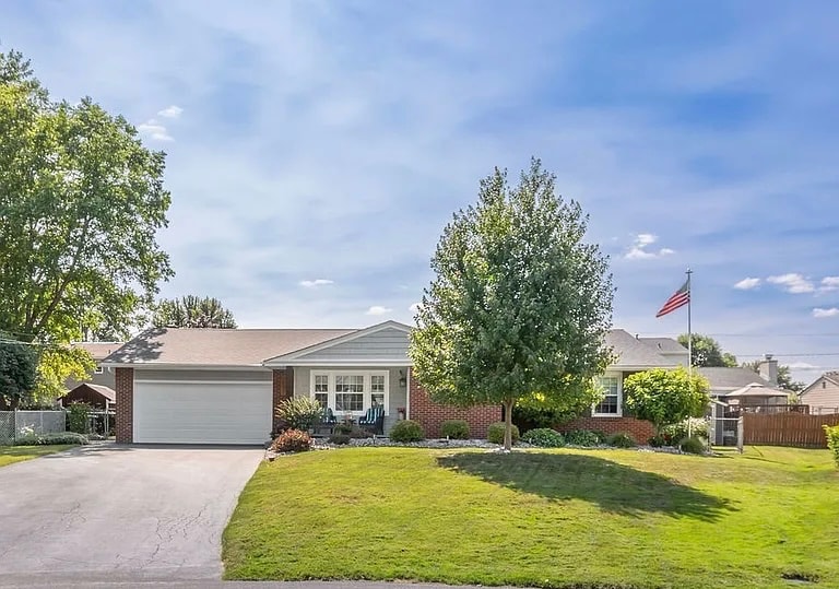 7597 Manor Ln in Liverpool, NY - Building Photo