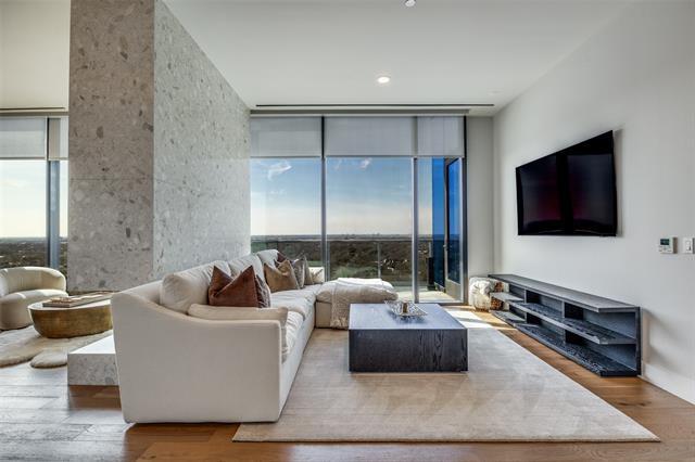 8119 Douglas Ave in Dallas, TX - Foto de edificio - Building Photo