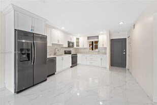 7920 Camino Real in Miami, FL - Building Photo