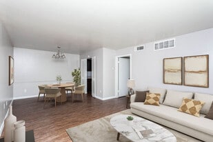 The Atrium At 5606 in Houston, TX - Building Photo