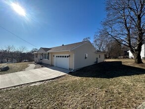 904 Nichols Rd in Monona, WI - Building Photo - Building Photo