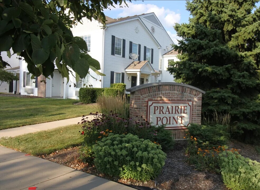 1417 McClure Rd in Aurora, IL - Building Photo