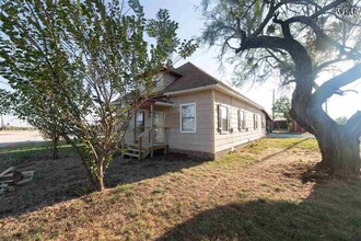 1104 N Bridge St in Henrietta, TX - Building Photo - Building Photo