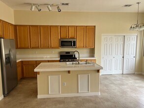 1841 Spring Summit Ln in Las Vegas, NV - Building Photo - Building Photo