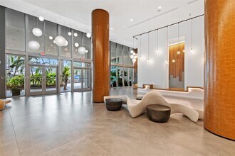 350 S Miami Ave in Miami, FL - Building Photo - Building Photo