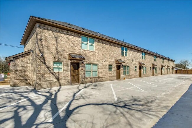 800 N 3rd St in Sanger, TX - Foto de edificio - Building Photo