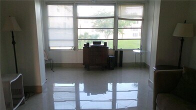 8450 Sunrise Lakes Blvd-Unit -207 in Sunrise, FL - Building Photo - Building Photo