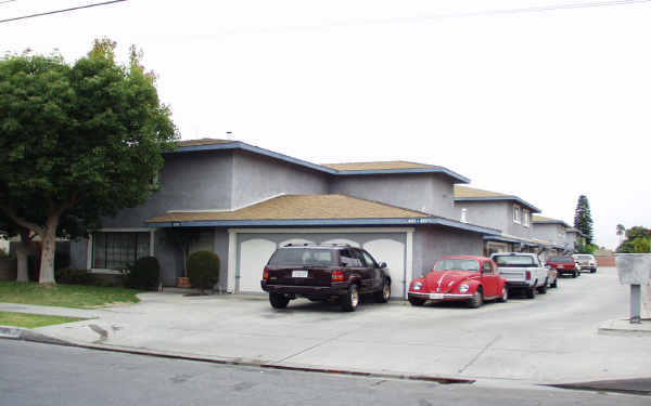 8551-8557 Cedar St in Bellflower, CA - Building Photo