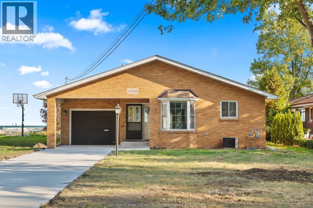 13918 Riverside Dr E in Tecumseh, ON - Building Photo