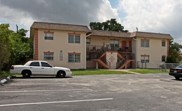 432 NW 42 St in Oakland Park, FL - Building Photo - Building Photo