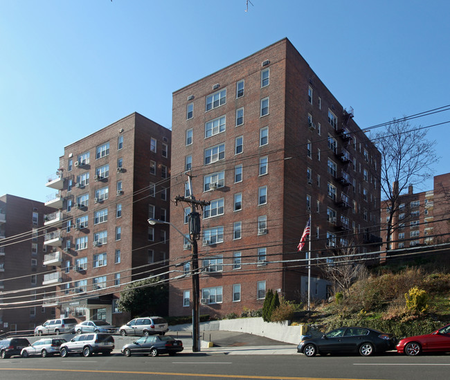 365 Bronx River Rd in Yonkers, NY - Foto de edificio - Building Photo