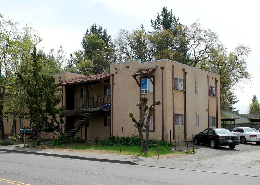 350 March Ave in Healdsburg, CA - Building Photo