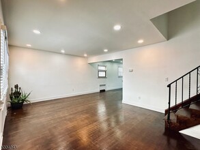 1055 Kingsland Ln in Fort Lee, NJ - Building Photo - Building Photo