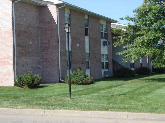 Burlington River Apartments in West Burlington, IA - Building Photo