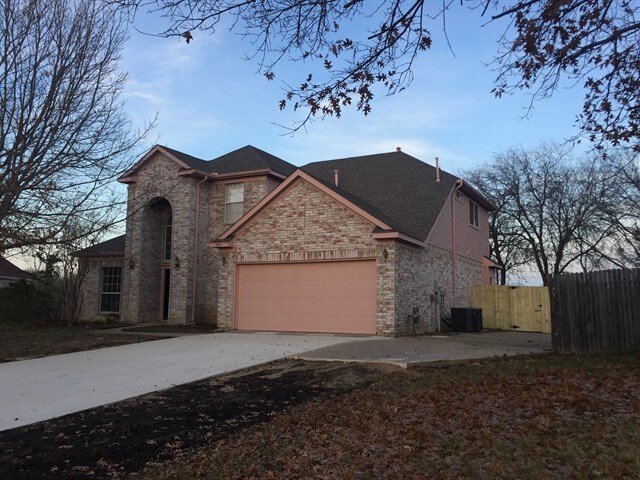 5601 Greenwich Dr in Arlington, TX - Building Photo