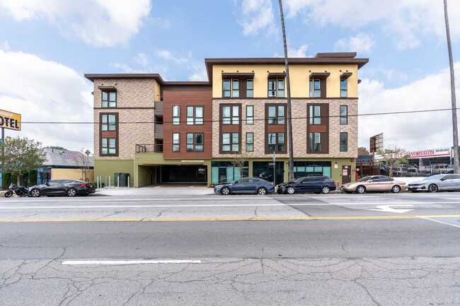 Silva Crossing in Sylmar, CA - Foto de edificio - Building Photo