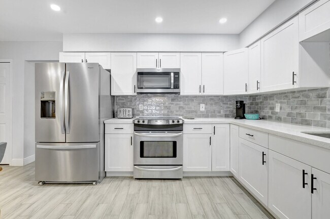 2374 Poinciana Dr in Naples, FL - Building Photo - Building Photo