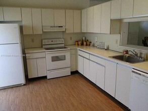323 Ives Dairy Rd in North Miami Beach, FL - Building Photo - Building Photo