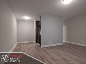 542 W Surf St, Unit 309 in Chicago, IL - Building Photo - Building Photo