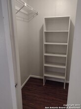 5827 Shadow Glen-Unit -4 -UP in San Antonio, TX - Building Photo - Building Photo