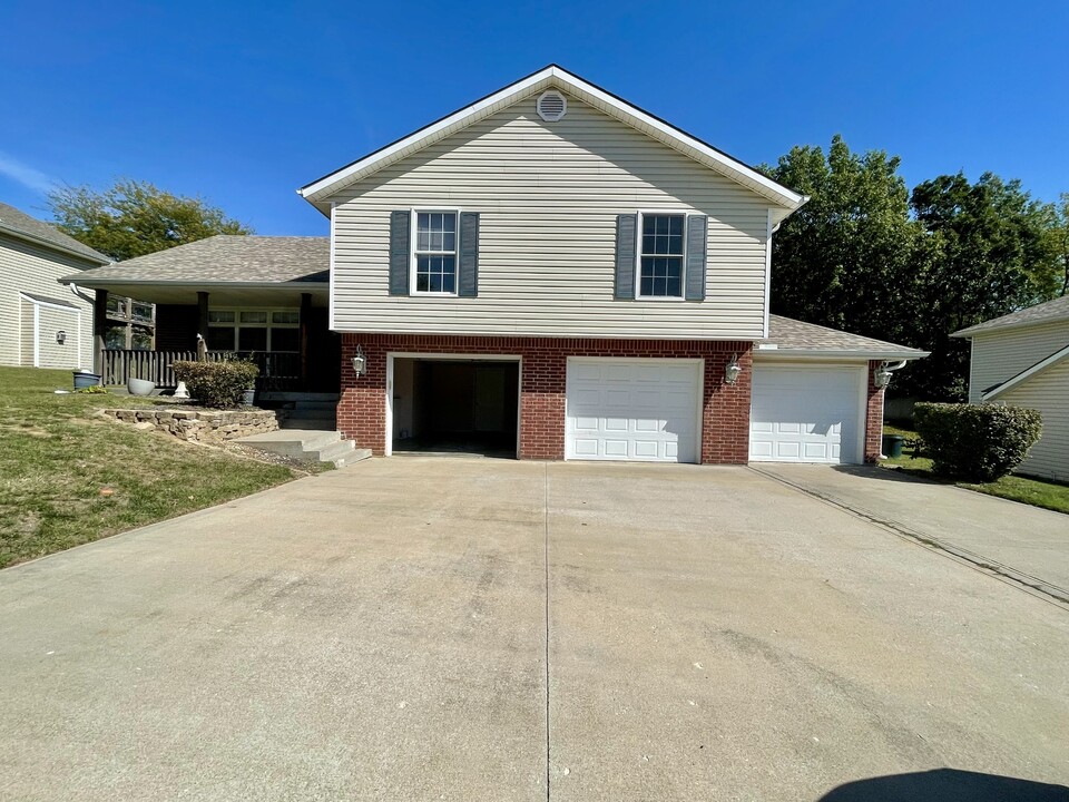 103 Hidden Pines Ln in Warrensburg, MO - Building Photo