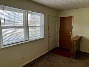 201 W Shelbourne Dr, Unit 2 in Normal, IL - Foto de edificio - Building Photo