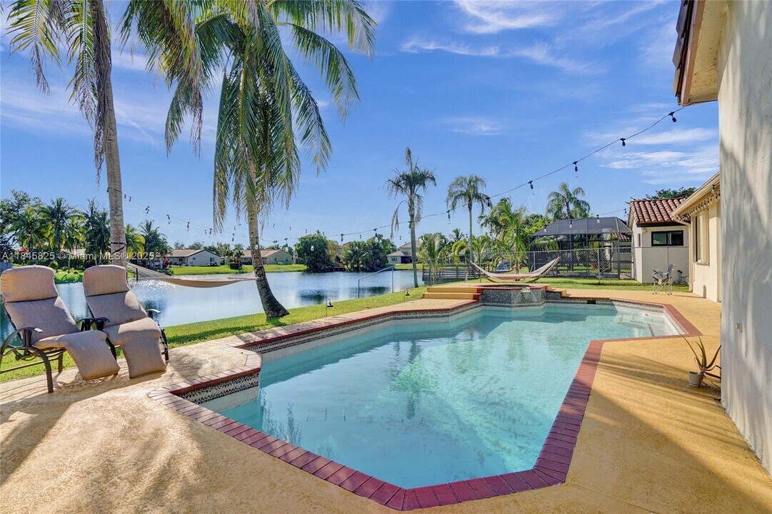 5421 Hawkes Bluff Ave in Davie, FL - Building Photo