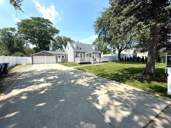 684 Pfingsten Rd in Northbrook, IL - Building Photo - Building Photo