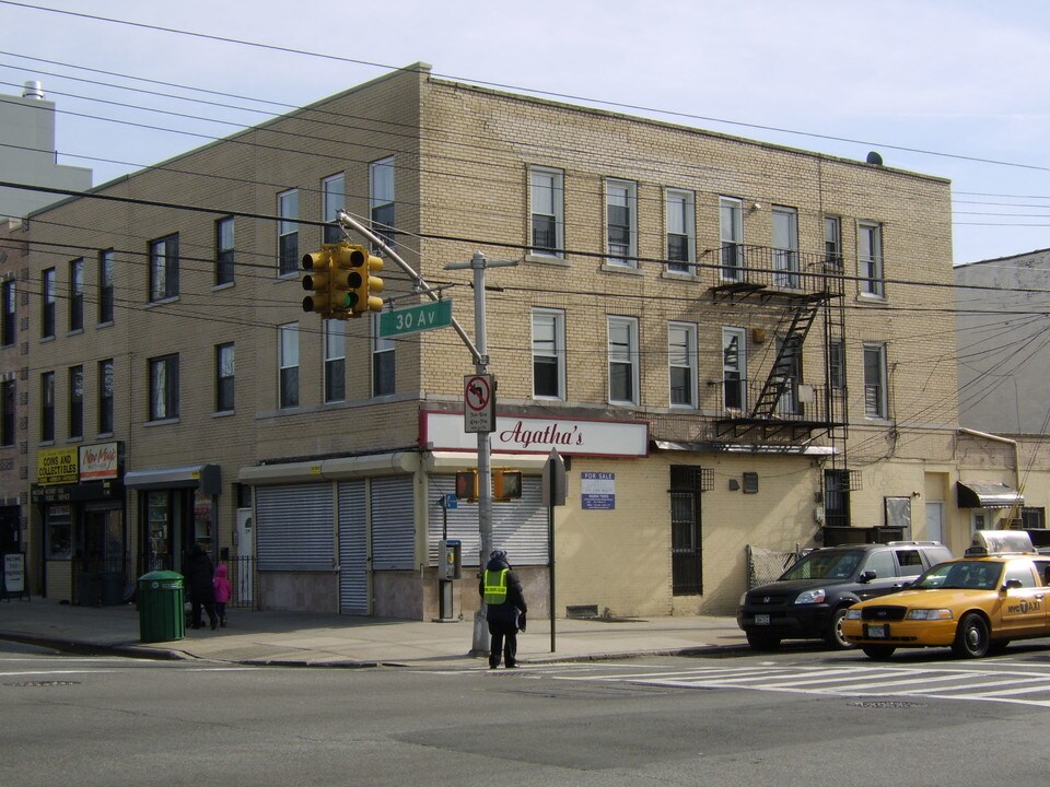 2102 30th Ave in Long Island City, NY - Building Photo