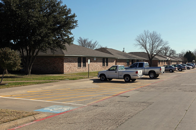 May Road Apartments in Seagoville, TX - Foto de edificio - Building Photo