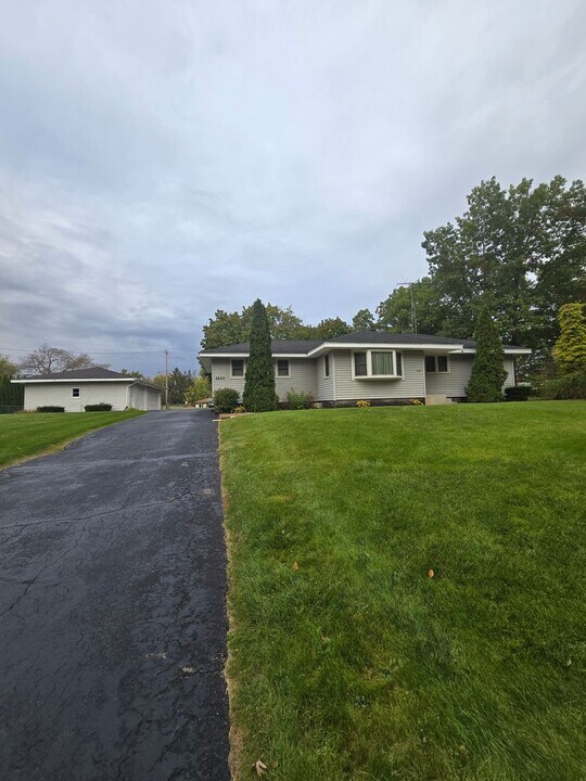 2620 Driftwood Trail in Burlington, WI - Building Photo