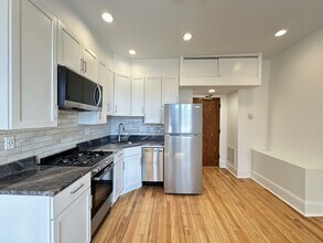 2821 W Shakespeare Ave in Chicago, IL - Foto de edificio - Building Photo