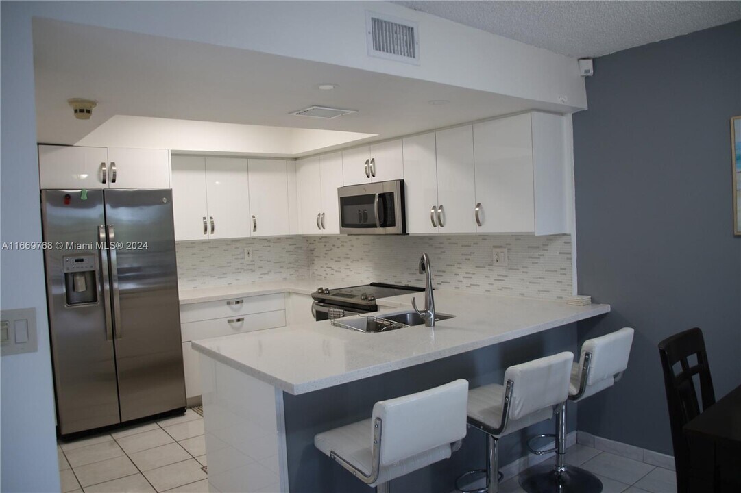 10829 NW 7th St-Unit -8-23 in Miami, FL - Building Photo