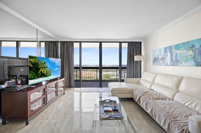 2425 Presidential Way in West Palm Beach, FL - Building Photo - Building Photo